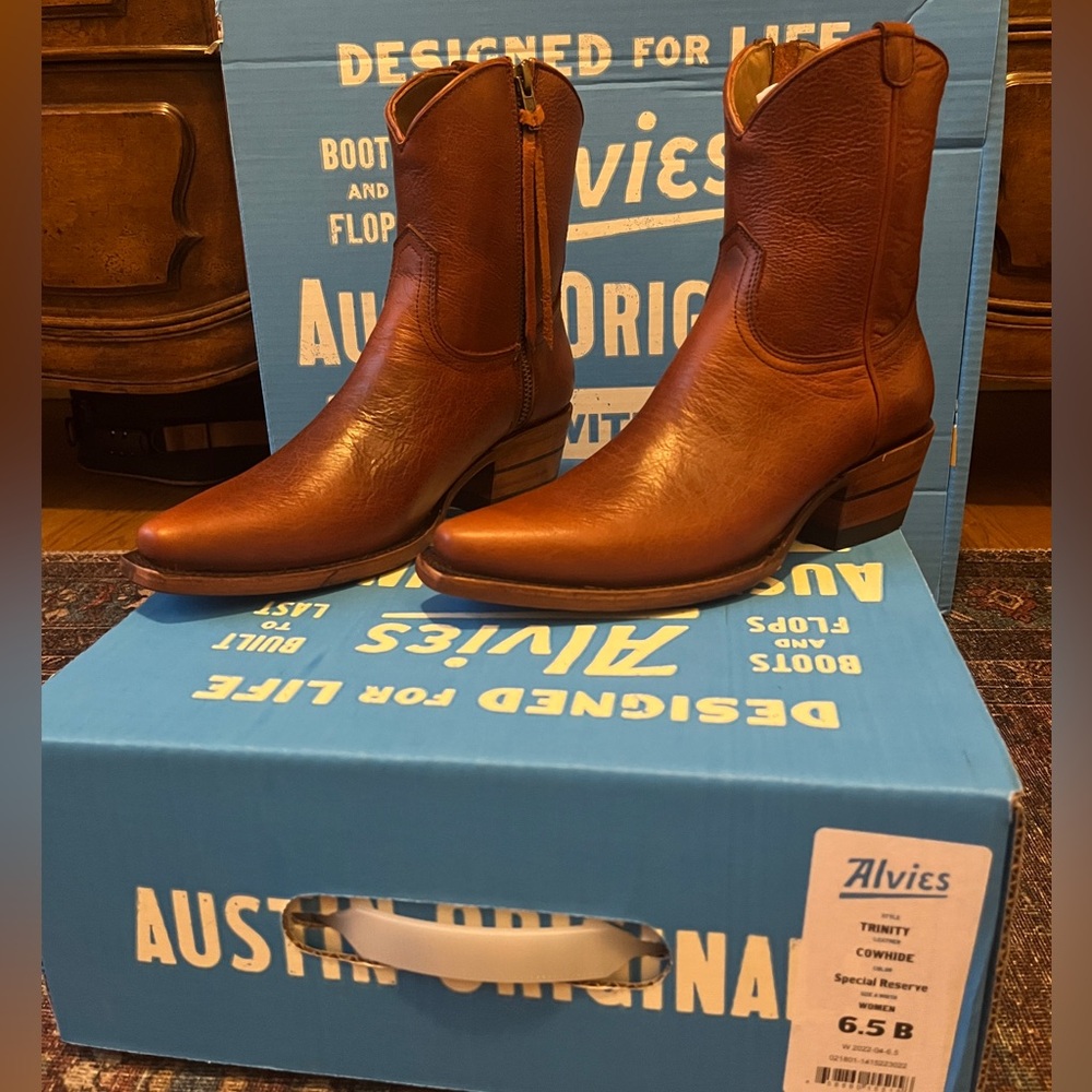 Alvies Women Boot size 6.5 brown brand new